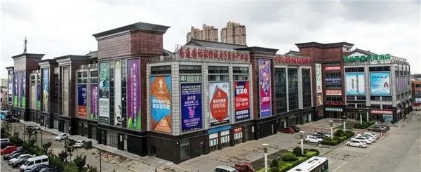南通市政府相關(guān)部門在海門疊石橋市場區(qū)域進行實地調(diào)研